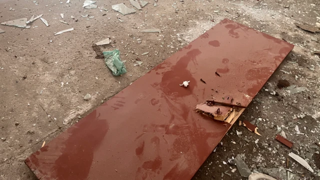 بیلہ بوائز ڈگری کالج میں کلاس رومز کے کھڑکیاں اور دورازے بکھرے پڑے ہیں