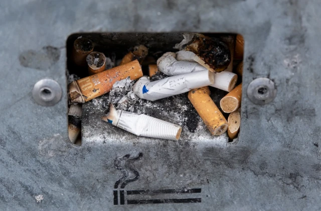 다 핀 담배들이 쓰레기통에 한데 모여 있다.