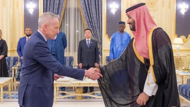 مایکل رتنی، سفیر سابق آمریکا در عربستان سعودی در حال دست دادن و معارفه با محمد بن سلمان ولیعهد این کشور