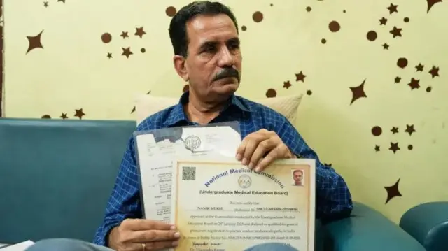 نانک راج اپنے اسناد دکھاتے ہوئے