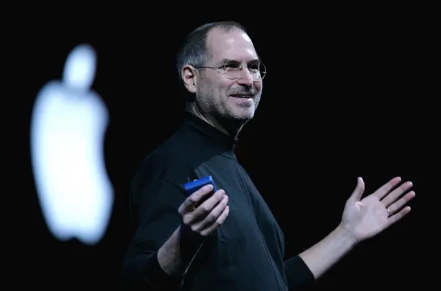 Steve Jobs,casino bwin bonusuma blusacasino bwin bonusgola alta preta durante uma apresentação da Apple, com o logotipo da Apple atrás dele