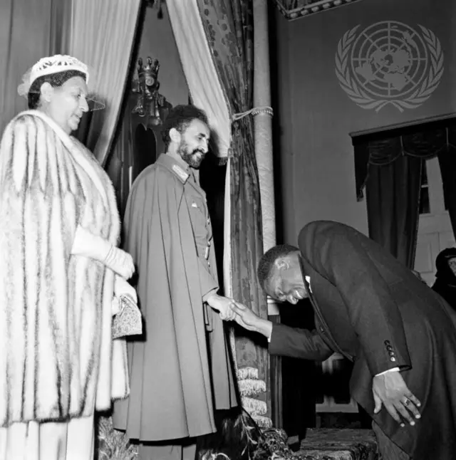 ፈደረሽን ኤርትራ ምስ ኢትዮጵያ ብዕለት 11 መስከረም ብወግዒ ዝተመስረተ ኮይኑ፡ ሃጸይ ሃይለስላሴ ነቲ ንኽልቲአን ሃገራት ብፈደረሽን ውሳኔ ውድብ ሕቡራት ሃገራት ናይ መወዳእታ ደረጃ ምትግባር ዝኾነ ሕጊ ፈደራል ምስ ኣጽዲቐ። ስነ-ስርዓት ምጽዳቕ ኣብ ኣዲስ ኣበባ ኣብ ዝርከብ ክፍሊ መንበር ሃጸያዊ ቤተ መንግስቲ እዩ ተኻይዱ።