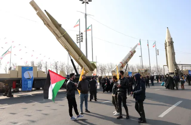 حمل پرچم فلسطین در کنار موشکهای ساخت ایران در راهپیمایی ۲۲ بهمن در تهران 