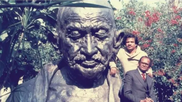 राम सुतार यांनी घडवलेल्या महात्मा गांधींच्या अर्धपुतळ्याचंही खूप कौतुक झालं आहे.