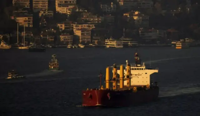 Оболу, Орусия дан келишиминен бир тараптуу чыкканда, бул жүк ташуучу кеме Босфор кысыгынын кире беришинде кармалган болчу. Бирок көп өтпөй Путин өз оюн өзгөртүп, кеме өз сапарын уланткан