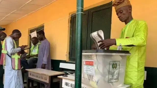 Wani mutum sai saka ƙuri'arsa cikin akwati