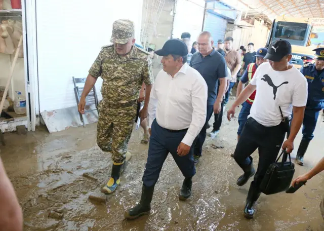 Акылбек Жапаров селден жабыркаган бир нече жерди көрүп чыкты