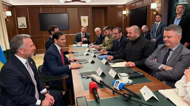 Американська та українська делегації під час переговорів у Флориді, США, 30 листопада 2025 року