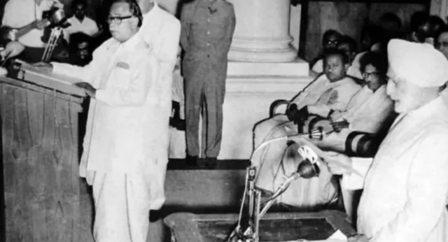 சி.என்.அண்ணாதுரை, இருமொழிக் கொள்கை, இந்தி எதிர்ப்புப் போராட்டம்