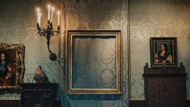 Moldura vazia no Museu Isabella Stewart Gardener, de Boston (EUA), relembra o assalto que ocorreu na instituição em 1990