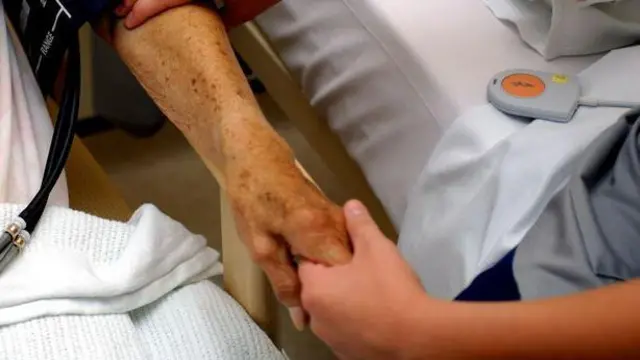 Medicinska sestra meri pritisak starijoj ženi