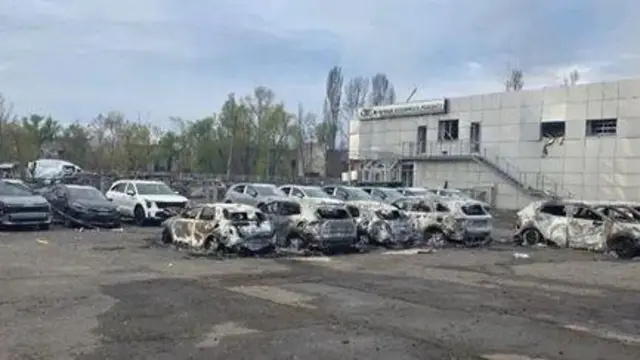 Згорілі автівки після обстрілу Києва, 16 квітня 