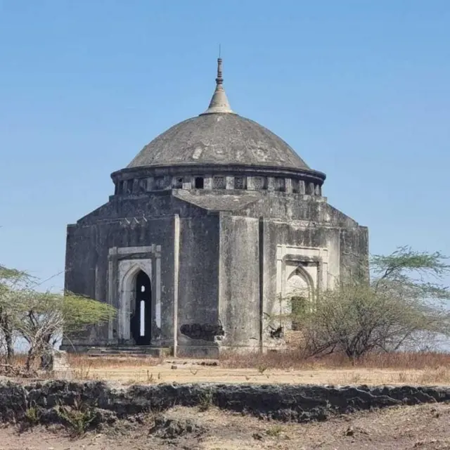 खलिफासाठी तयार केलेला मकबरा