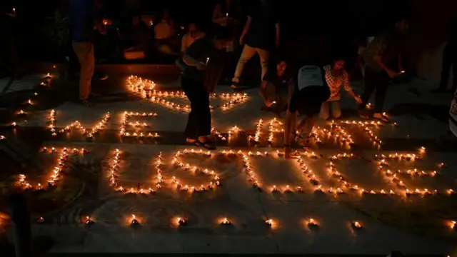 न्याय की मांग लिए स्वास्थ्यकर्मियों ने किया नाइट मार्च