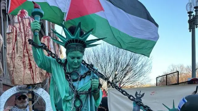 ÖZgürlük Anıtı kılığında bir kadın zincire vurulmuş, arkada Filistin bayrağı var