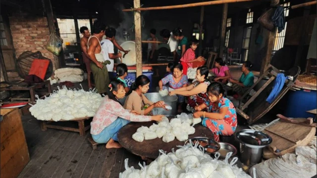 দুর্গতদের মানবিক সহায়তা দিতে কাজ করছে স্বেচ্ছাসেবকরা।