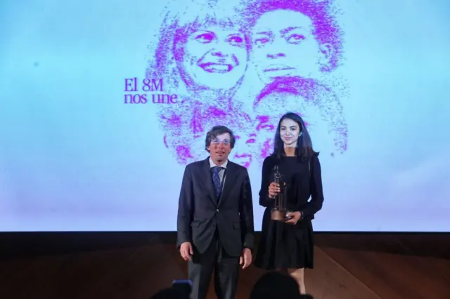 سارا خادم‌الشریعه در کنار خوزه لوئیس مارتینز آلمیدا، شهردار مادرید