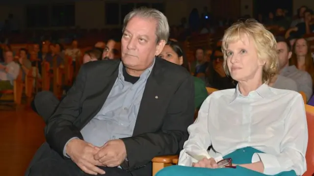 نویسنده پل استر و سیری هاستودت در یک شب با پل استر و دوستان شرکت می کنند! سالن کنسرت نایت در ۲۱ فوریه ۲۰۱۷در میامی، فلوریدا حضور دارند