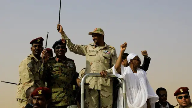 Gen Dagalo (hagati) asuhuza abamushyigikiye hafi y'i Khartoum. Ifoto yo mu kwezi kwa Kamena (6) mu 2023