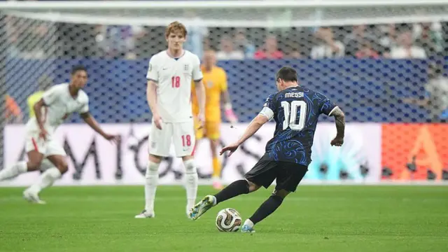 Lionel Messi (10), de Argentina, golpea el balón en el partido de semifinales contra Inglaterra en el estadio de Atlanta.