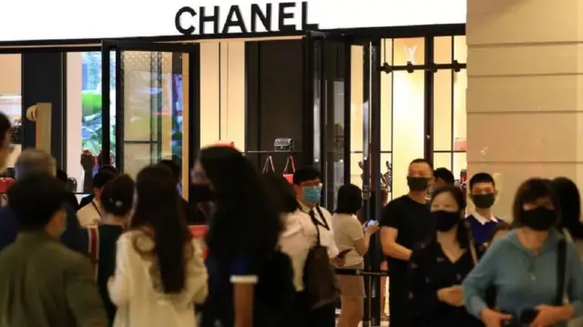 Di Singapura yang sadar akan status sosial --mal-mal mewah dipenuhi toko milik desainer.