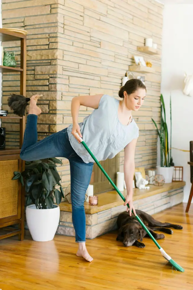 Una mujer hace la limpieza sostenida solo en una de sus piernas.