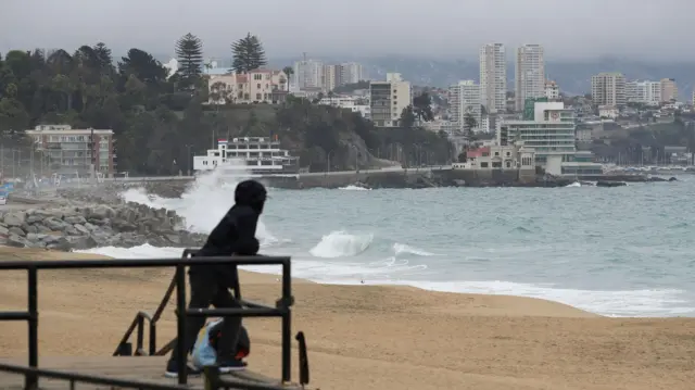 Persona frente a la playa