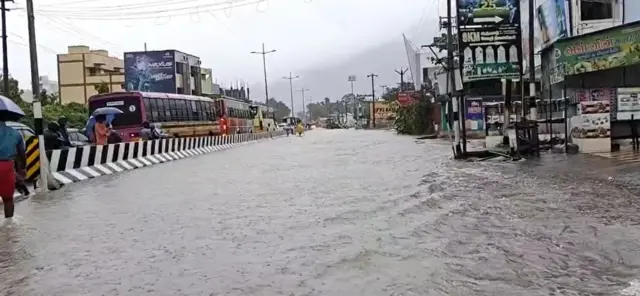 புதுவையில் கிருஷ்ணா நகர், ரெயின்போ நகர் போன்ற பகுதியில் உள்ள தெருக்கள் வெள்ளத்தில் மூழ்கியுள்ளது