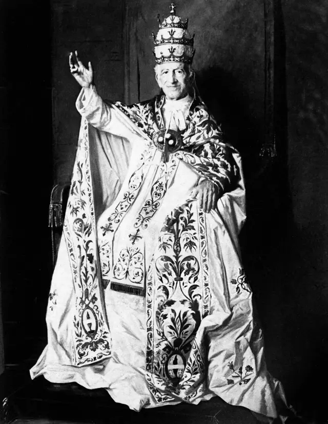 Papa Leão 13 utilizando a tiara papal, coroa aposentada há 60 anos pelos papas