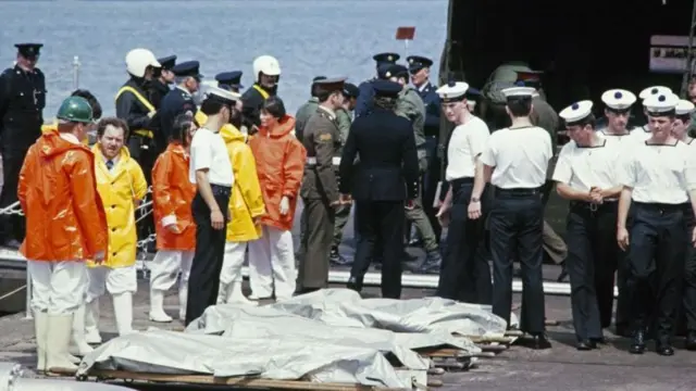 દુર્ઘટના બાદ રાહતકર્મી લાશોને સમુદ્રમાંથી બહાર કાઢતા