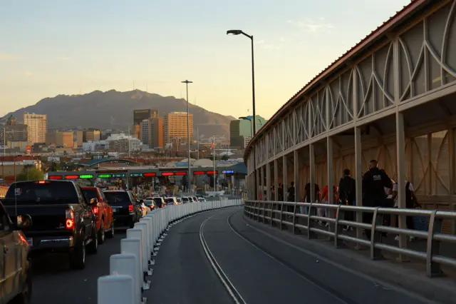 Migrantes caminham ao ladotimes brasileiros na libertadores 2024carros que fazem fila para cruzar a fronteira mexicana para os EUAtimes brasileiros na libertadores 2024El Paso, Texas,times brasileiros na libertadores 202414times brasileiros na libertadores 2024junhotimes brasileiros na libertadores 20242024