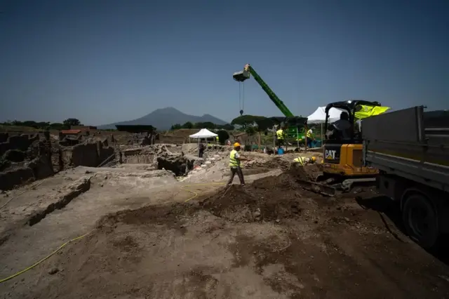 Trabalhosjogos de cassino que pagam de verdadeescavaçãojogos de cassino que pagam de verdadeandamento no calor escaldante do verão, à sombra do Monte Vesúvio