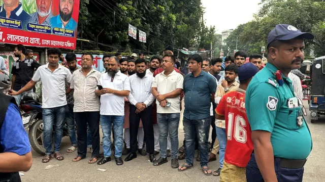 নীলক্ষেত মোড়ে অবস্থান নেন বিএনপি-ছাত্রদলের নেতাকর্মীরা