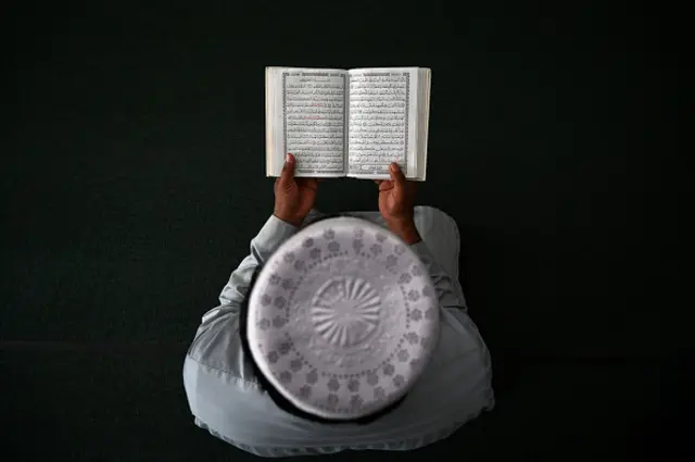 ශුද්ධ වූ රාමසාන් මාසය තුළ කොළඹ ජුම්මා මස්ජිඩ් පල්ලියේදී මුස්ලිම්වරයෙක් යාඥා කරන අවස්ථාවක් 