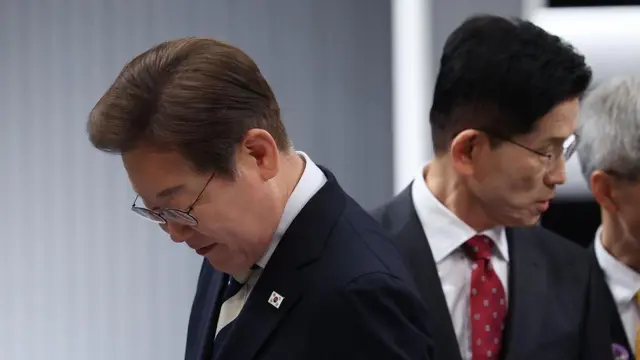 Ли Чжэ Мён и Ким Мун Су перед предвыборными теледебатами