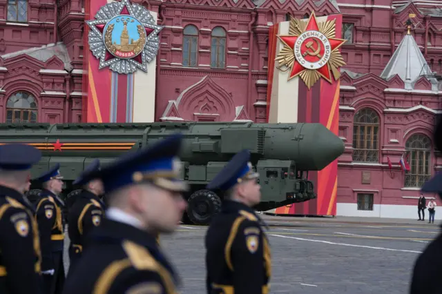 Ракетный комплекс «Ярс» на Красной Площади в Москве, сбоку от которого стоят участвующие в параде военные