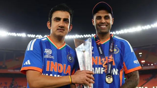 टी-20 वर्ल्ड कप ट्रॉफ़ी 2026 के साथ गौतम गंभीर और कप्तान सूर्यकुमार यादव
