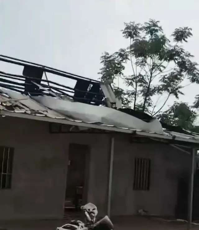 ပေါက်ကွဲစတွေကြောင့် ဒေသခံနေအိမ်တချို့ ထိခိုက်ပျက်စီးခဲ့ပါတယ်