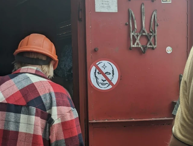 Ngôi sao David (biểu tượng Do Thái) lồng vào Cây đinh ba (biểu tượng Ukraine) trên cổng vào hầm mỏ ở Odesa