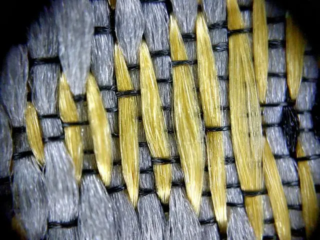 Gri ve sarı sentetik dokular yakın çekimde görülüyor. 