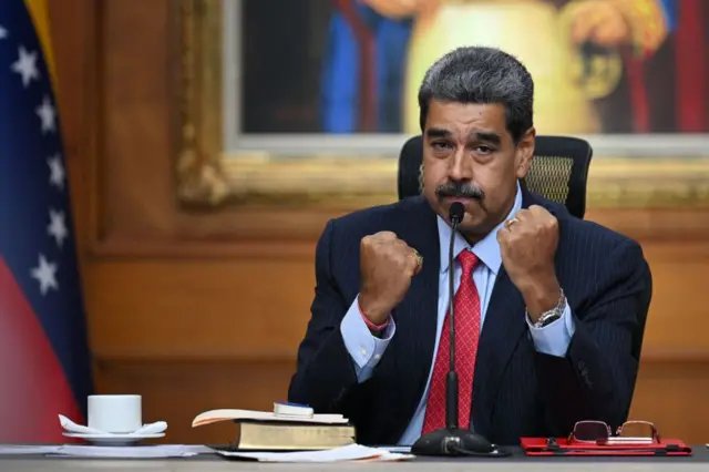 Maduro en un rueda de prensa en el Palacio de Miraflores con los puños en alto