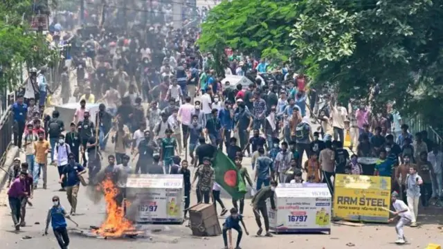 ঢাকার রাজপথে আন্দোলনকারীদের সঙ্গে পুলিশের সংঘর্ষ