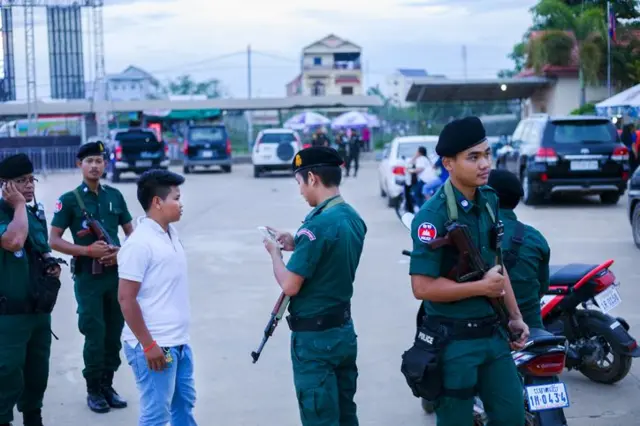 اتوار کے روز تھائی لینڈ اور کمبوڈیا کی پولیس نے کمبوڈیا کے ایک سرحدی قصبے میں سائبر فراڈ کے مراکز کے خلاف ایک مشترکہ آپریشن میں 215 غیر ملکیوں کو بازیاب کروایا ہے۔ 