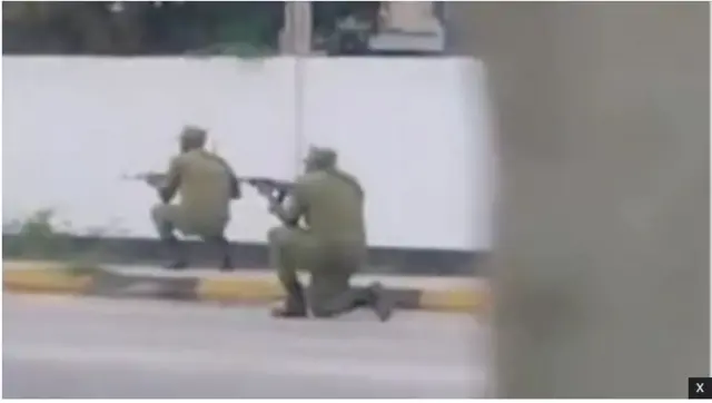 aba polisi bapfukamye bari kurasa