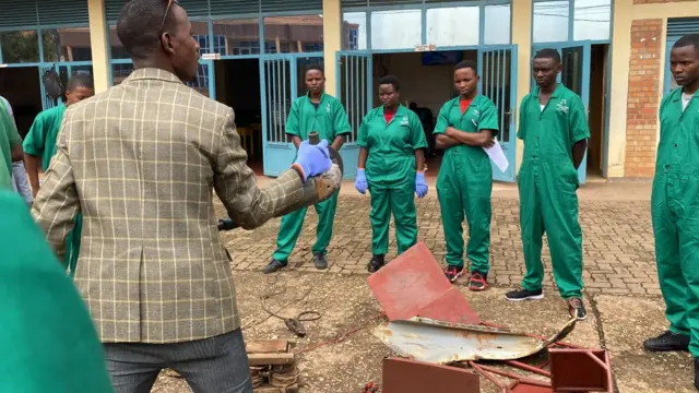 Abanyeshuri biga ubukanishi bahagaze bakurikiye umwarimu wabo