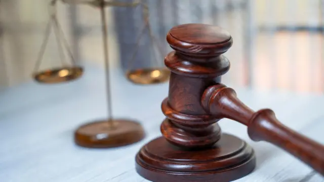 திருநங்கையாக மாறியதால் அரசுப் பணியில் இருந்து நீக்கப்பட்ட ஆண் - நீதிமன்றம் கூறிய தீர்வு என்ன?