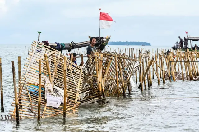 Sejumlah nelayan membongkar pagar laut yang terpasang di kawasan pesisir Tanjung Pasir, Kabupaten Tangerang, Banten, Sabtu (18/1).