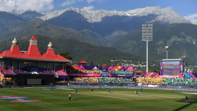 প্রেসবক্সের পাশে হলুদ সিটের গ্যালারি থেকেই উঠেছিল ওই স্লোগান