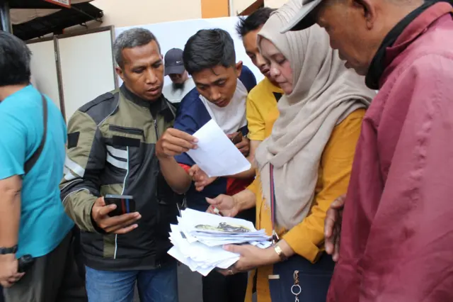 Keluarga korban kerusuhan di Stadion Kanjuruhan.