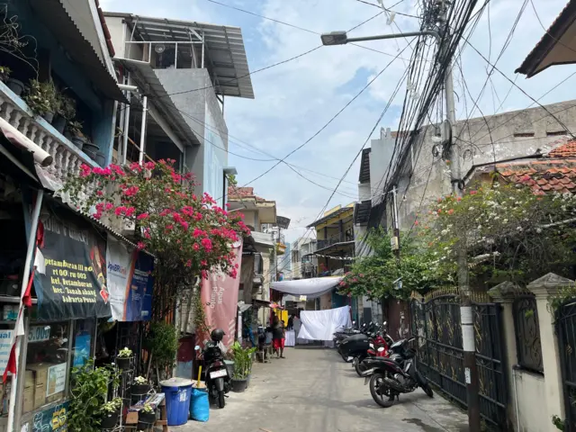 Kelurahan Petamburan di Tanah Abang, Jakarta Pusat, yang jadi lokasi markas DPP Front Persaudaraan Islam (FPI) tampak adem menghadapi pilkada kali ini.